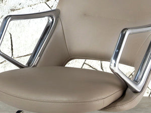 Sedia girevole da ufficio in similpelle grigia