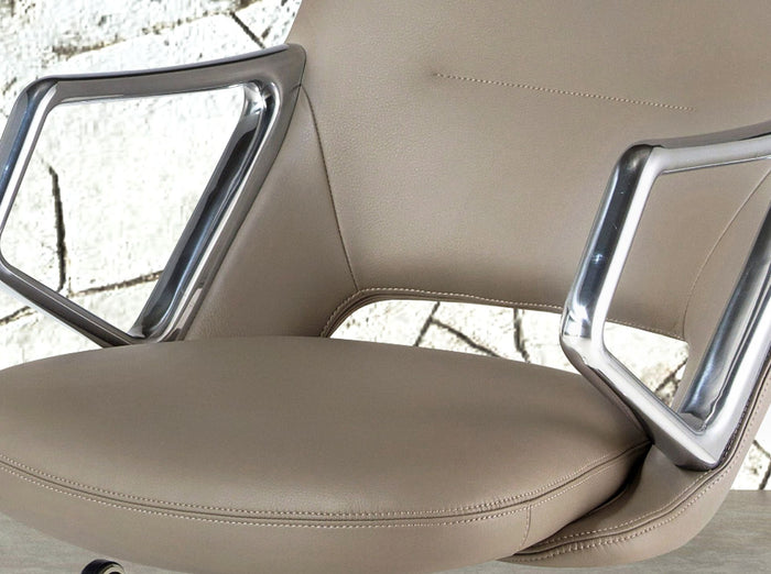 Sedia girevole da ufficio in similpelle grigia