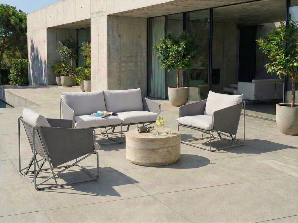 Set composto da divano basso oversize e 2 sedie in metallo con cuscini per schienale e seduta da interno ed esterno grigio stile moderno e rustico