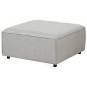 Ottomana imbottita in tessuto beige di forma quadrata con gambe nere stile moderno