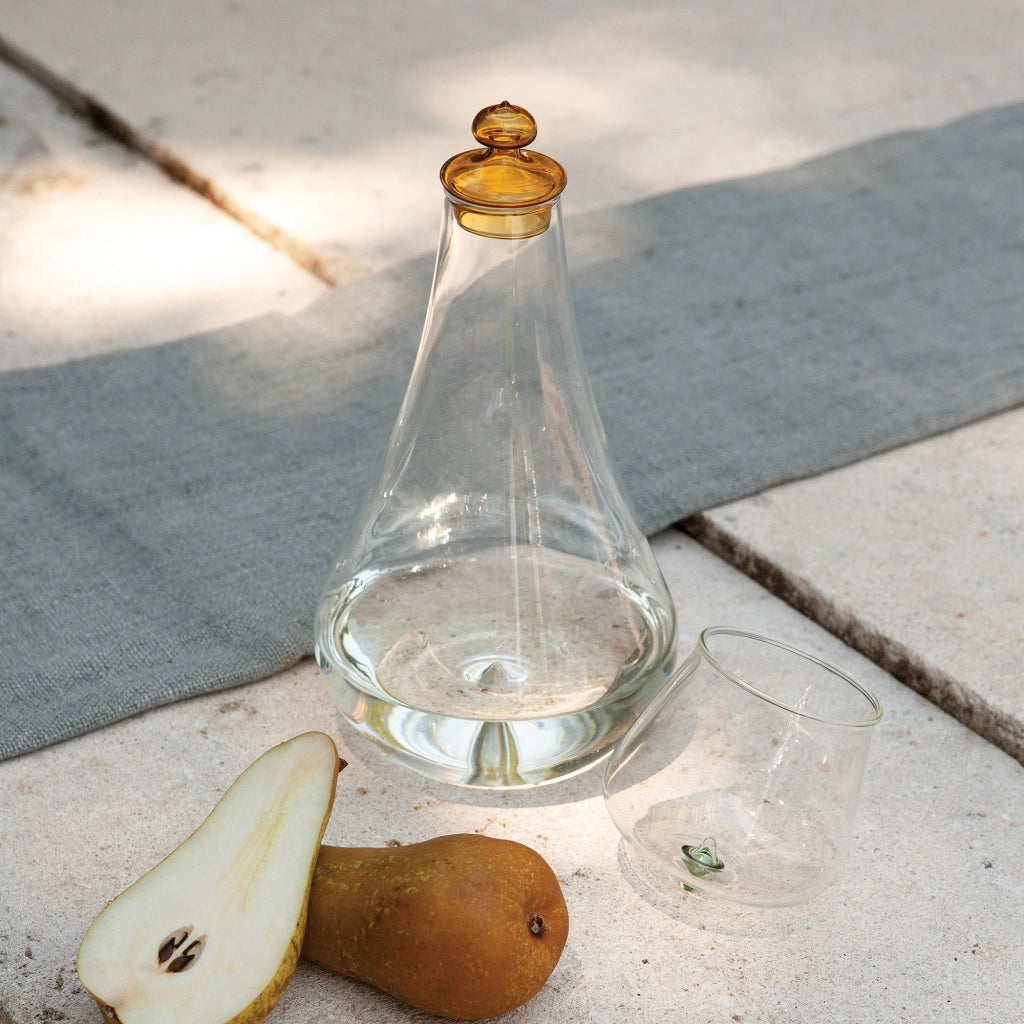 Zafferano Bottiglia Collezione Pirolo in vetro borosilicato soffiato a mano colore Ambra con tappo scultura dal design unico e sofisticato