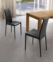 Sedia Kitty in similcuoio nero con gambe rivestite e struttura in metallo - Design moderno impilabile per zona giorno e cucina