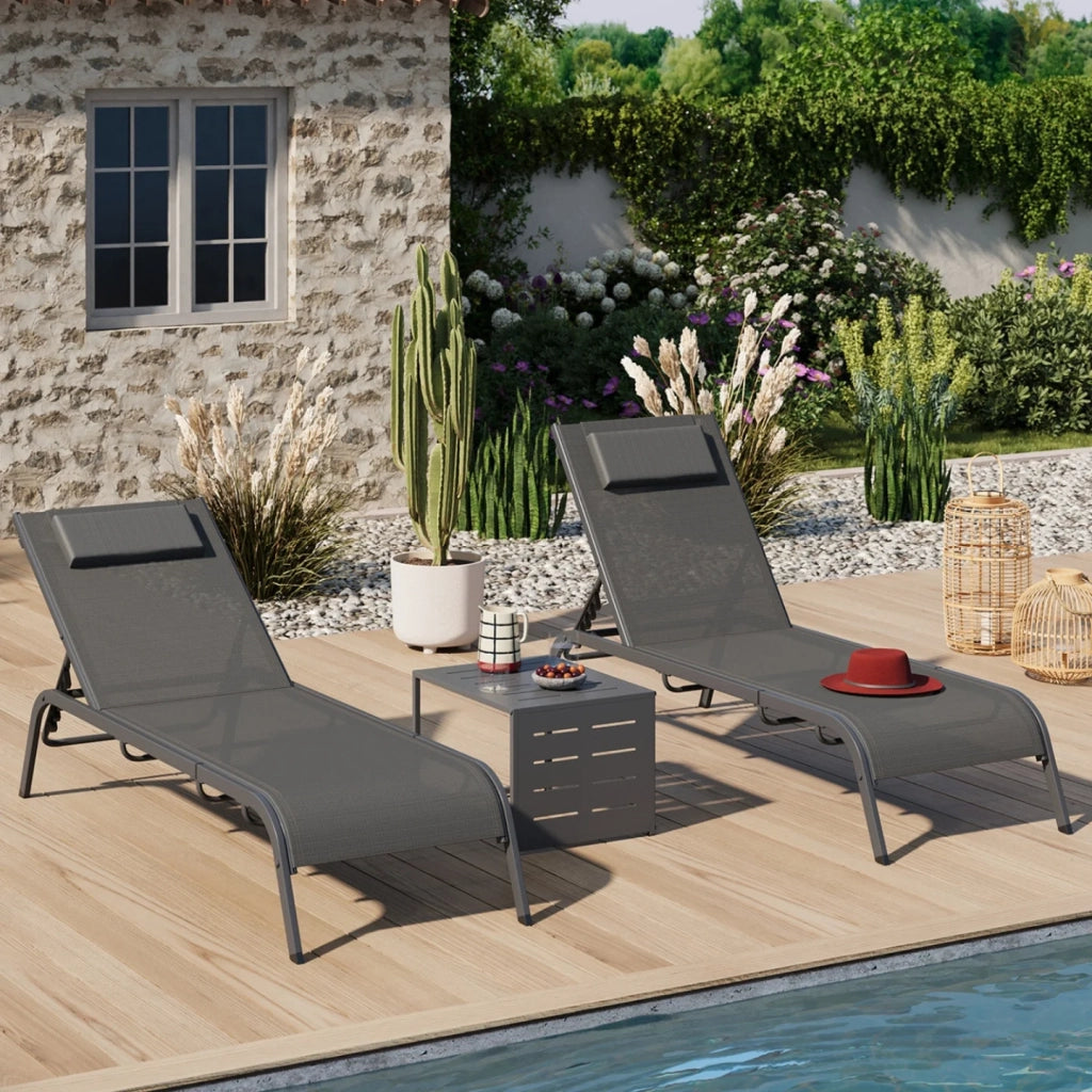 IDMarket - Set di 2 lettini da giardino reclinabili BORA con tavolino regolabile in acciaio grigio antracite e tessuto grigio