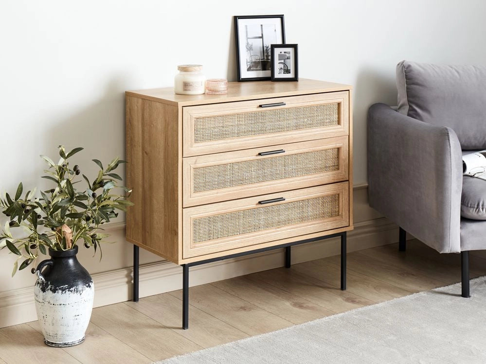 Cassettiera in rattan con tre cassetti con frontale in vimini legno chiaro stile moderno e classico