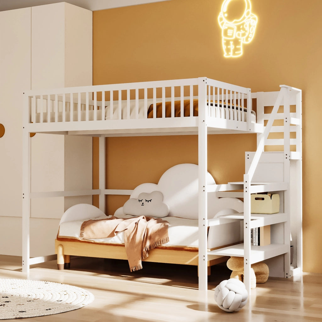 Letto a castello bianco in legno con scala e ripiano portaoggetti 140x200 cm