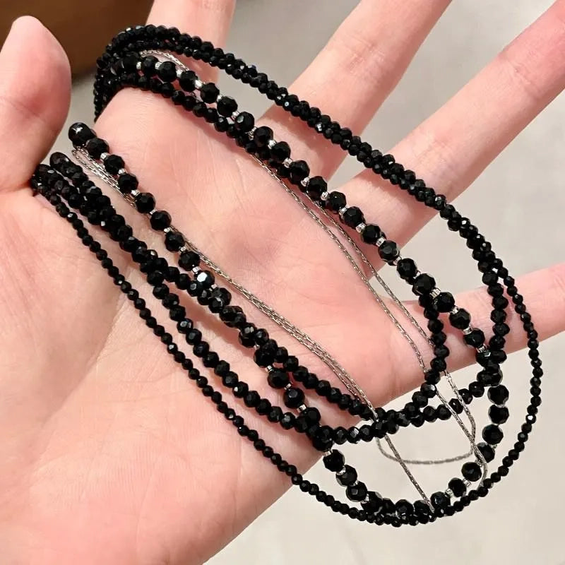 Collana vintage multistrato con cristalli neri: gioiello fatto a mano con perline.