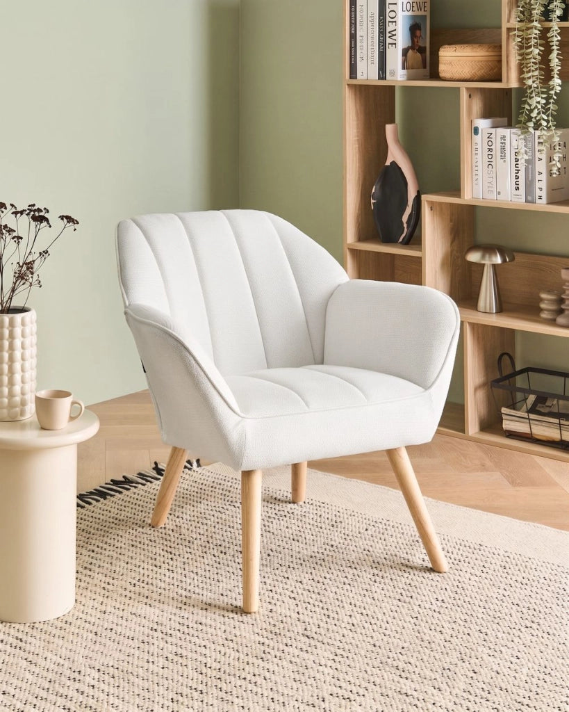 Poltrona in tessuto beige chiaro in stile retrò Rivestimento idrorepellente Gambe in legno di gomma con braccioli