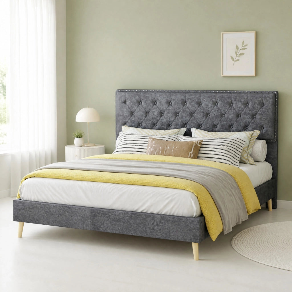 Letto 140 × 200 cm con testiera alta rivestito in velluto grigio con rete a doghe e borchie decorative
