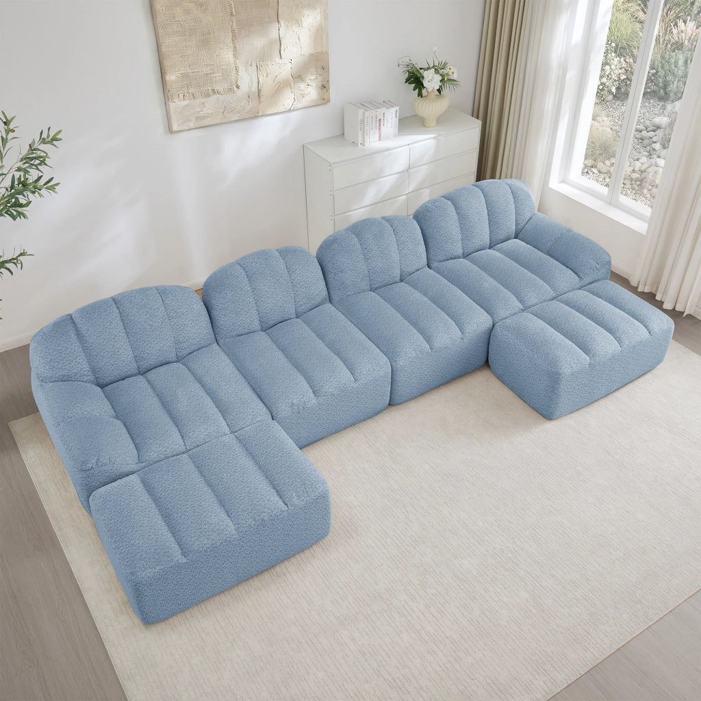 Divano angolare modulare a 4 posti con 2 pouf, seduta profonda e schienale ergonomico in tessuto blu per soggiorno
