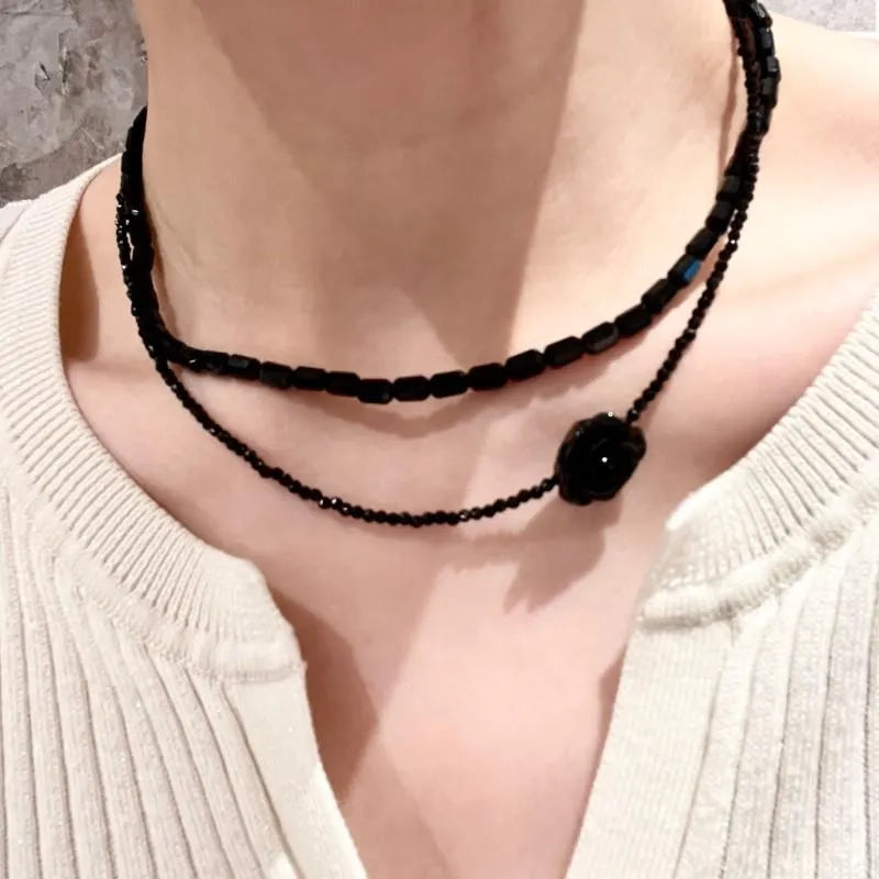 Collana fatta a mano con rosa nera, camelia e perline di cristallo, regalo di Natale o compleanno.