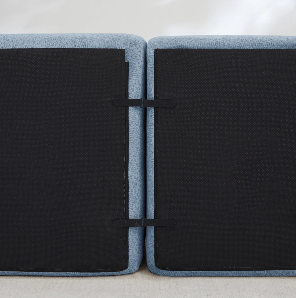 Divano modulare 4 posti con ottomana collegabile; 366x165x79 cm; pile granulato blu