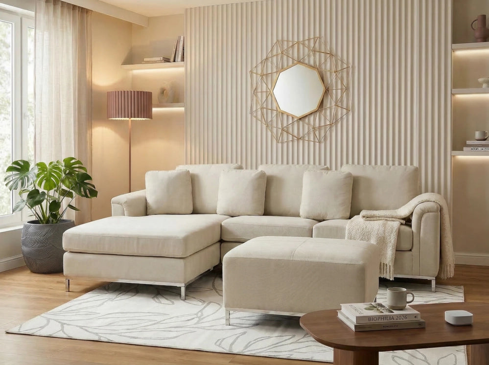 Divano ad angolo rivestito in tessuto beige con ottomana a forma di L con orientamento a versione destra