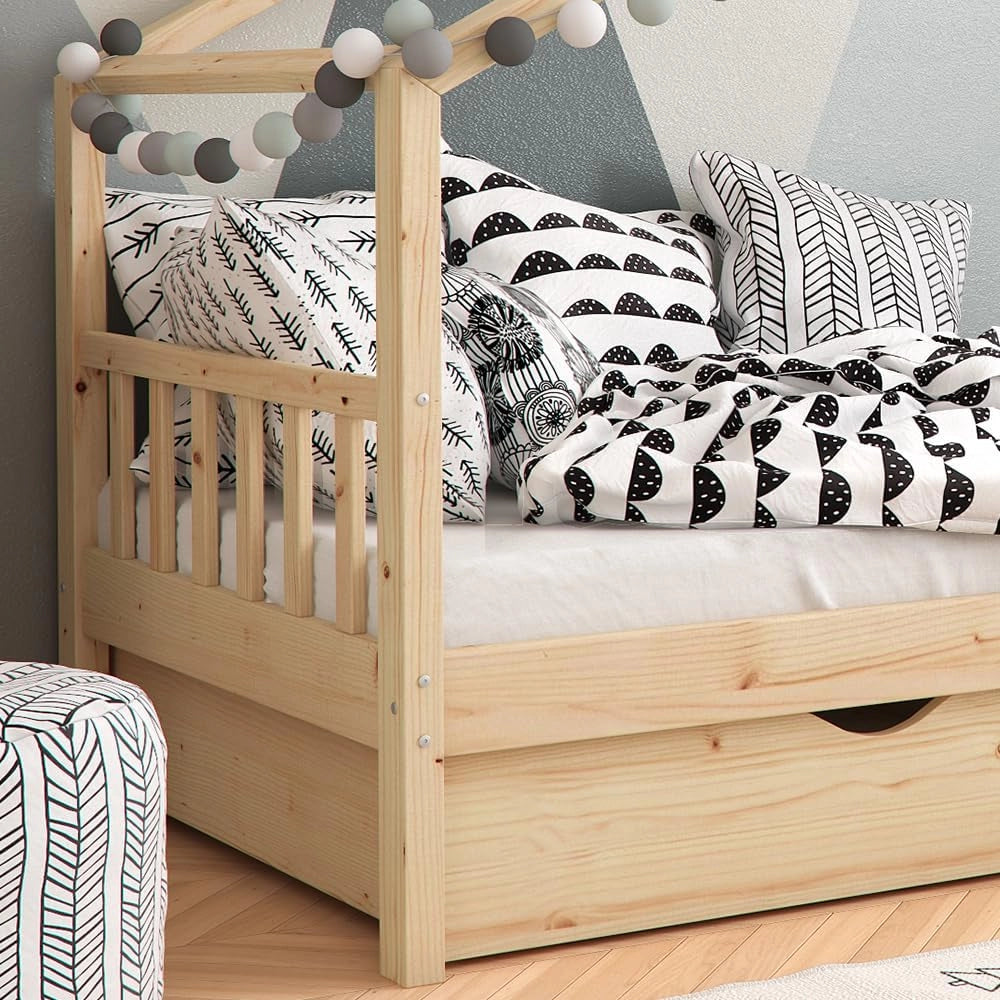 Letto montessori bambini Design, Legno naturale, 90x200 cm con 2 cassetti e materasso, con sponda anticaduta e rete a doghe per un sonno sicuro
