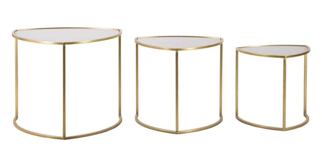 Set 3 Tavolinetti Triangle Oro - Design triangolare con angoli smussati, struttura in metallo e piano in vetro - Stile Glam