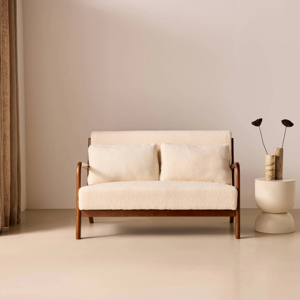 Divano in tessuto bouclé con gambe in legno tinto noce chiaro, 2
