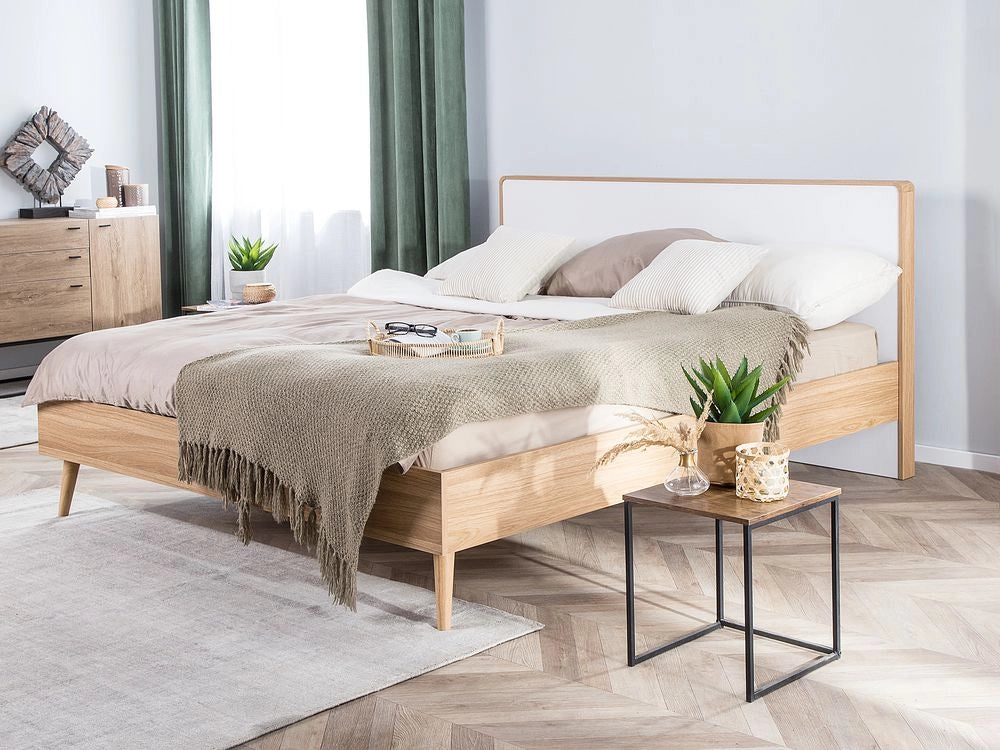 Letto a doghe in legno chiaro e testiera bianca 180 x 200 cm Design scandinavo