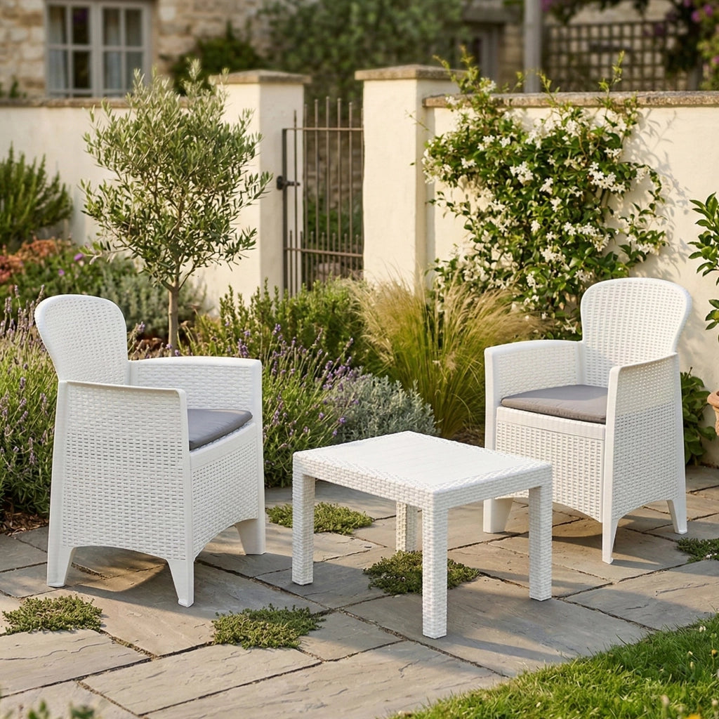 Set salotto da esterno Aneta, Set da giardino con cuscini composto da 2 poltrone e 1 tavolino, Salottino indoor, 100% Made in Italy, Cm 60x58h86, Bianco