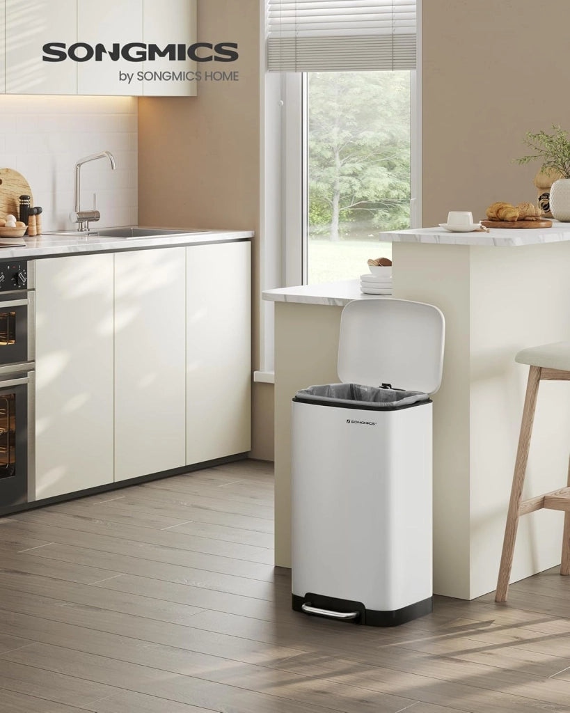 SONGMICS Pattumiera da Cucina, Cestino della Spazzatura da 30L, Pattumiera a Pedale in Acciaio con Coperchio e Secchio Interno, Chiusura Morbida Ammortizzata, Bianco LTB01W