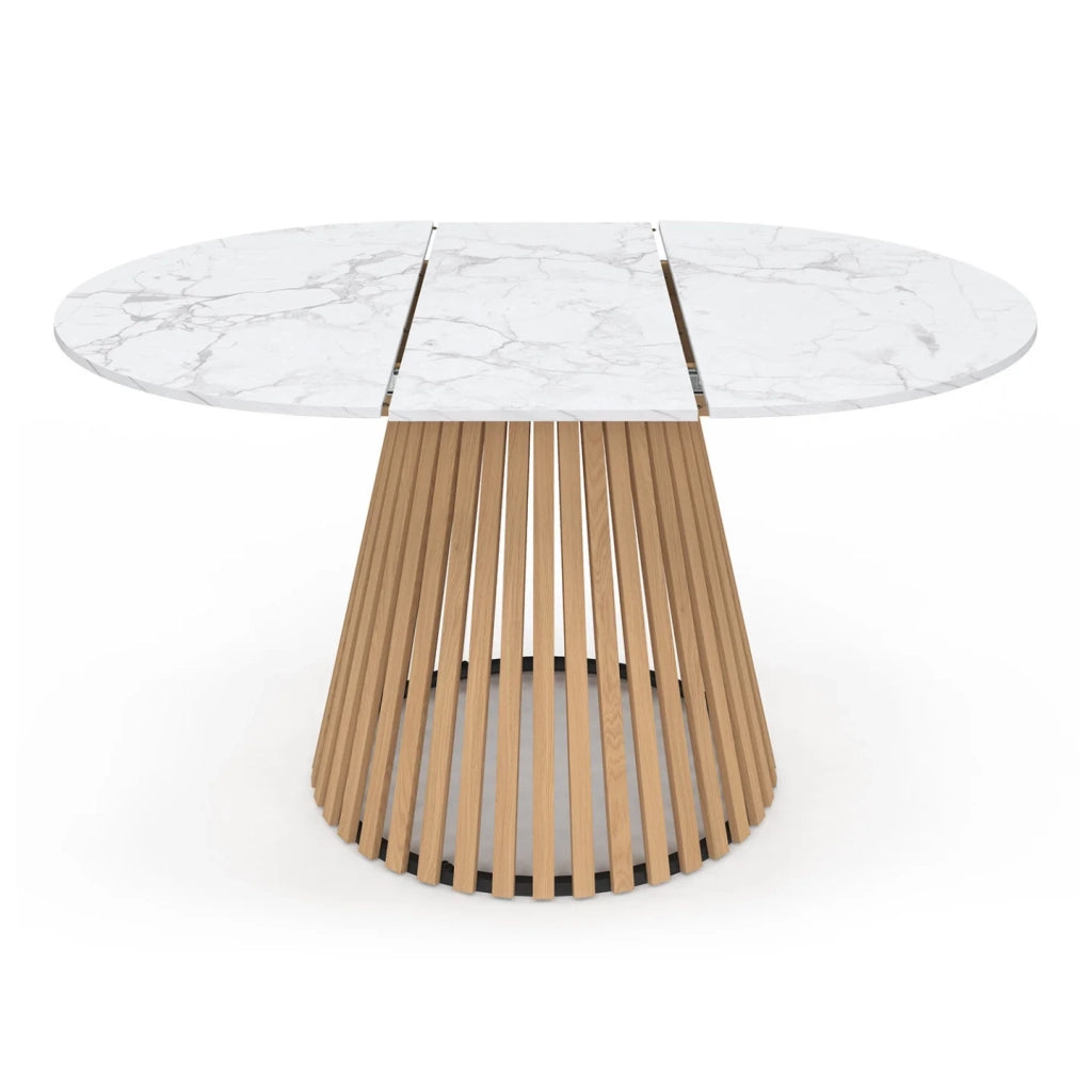 IDMarket - Tavolo da pranzo rotondo allungabile CARMEN per 4-8 persone con gambe a doghe in legno e piano in marmo bianco ALASKA 110 - 150