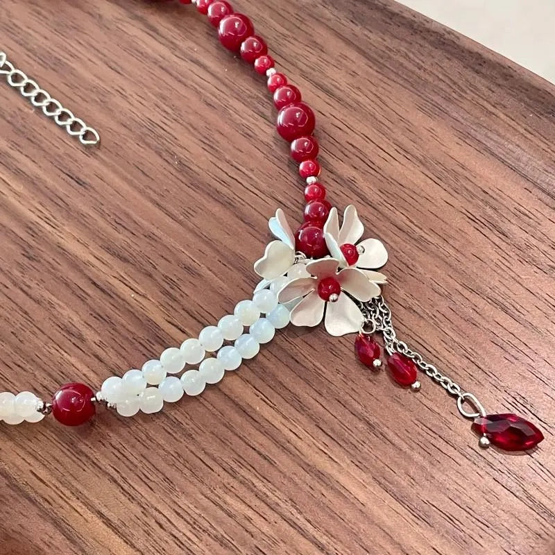 Collana con nappa di fiori di cristallo fatta a mano: gioiello a doppio strato con perline
