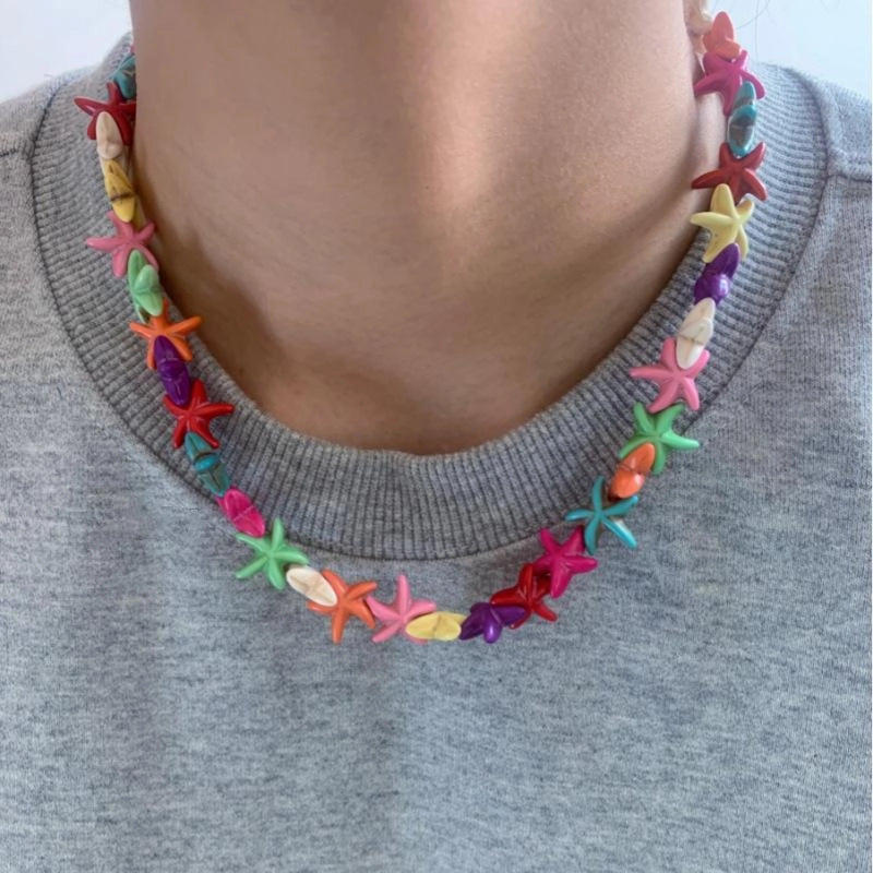 Collana estiva fatta a mano con stelle marine colorate e perline, regalo di Natale o compleanno.