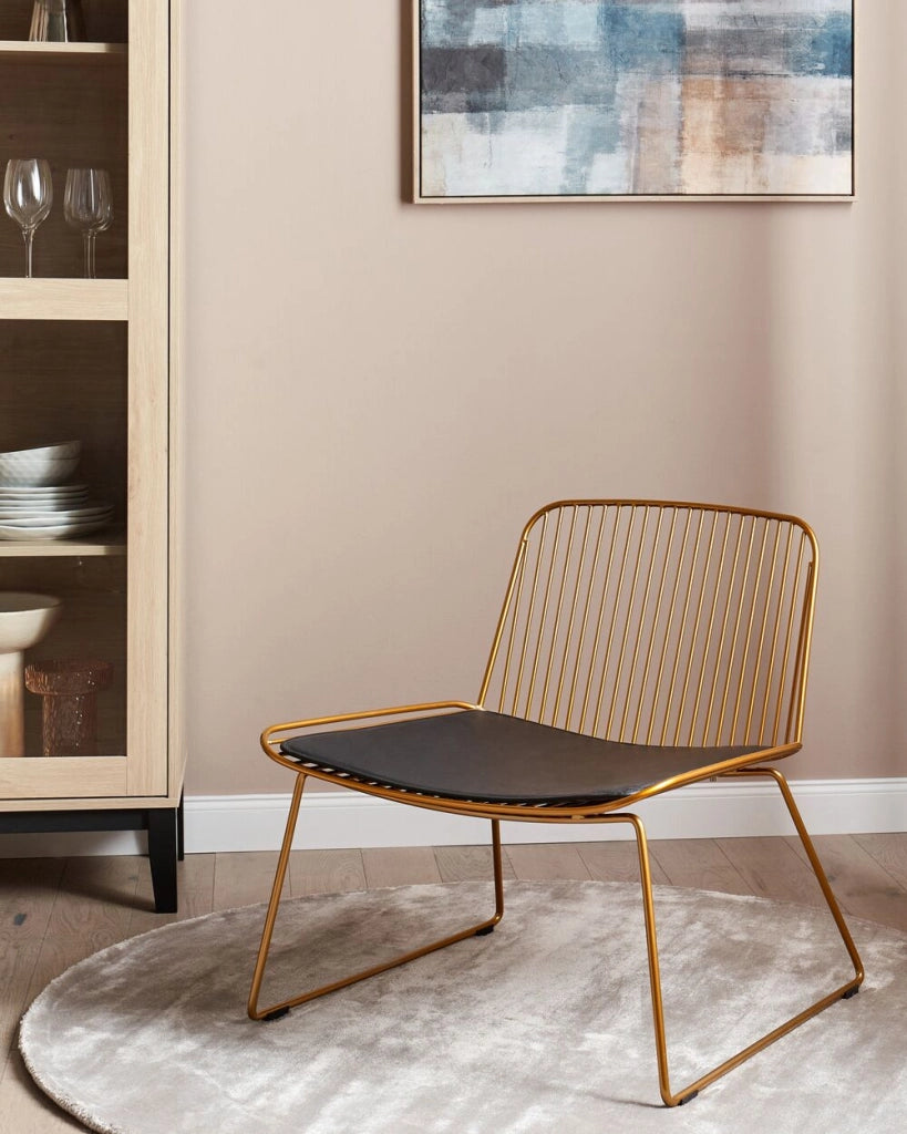 Sedia d'accento in metallo dorato con design a filo senza braccioli in ecopelle nera con cuscinetto Glam Industrial Modern