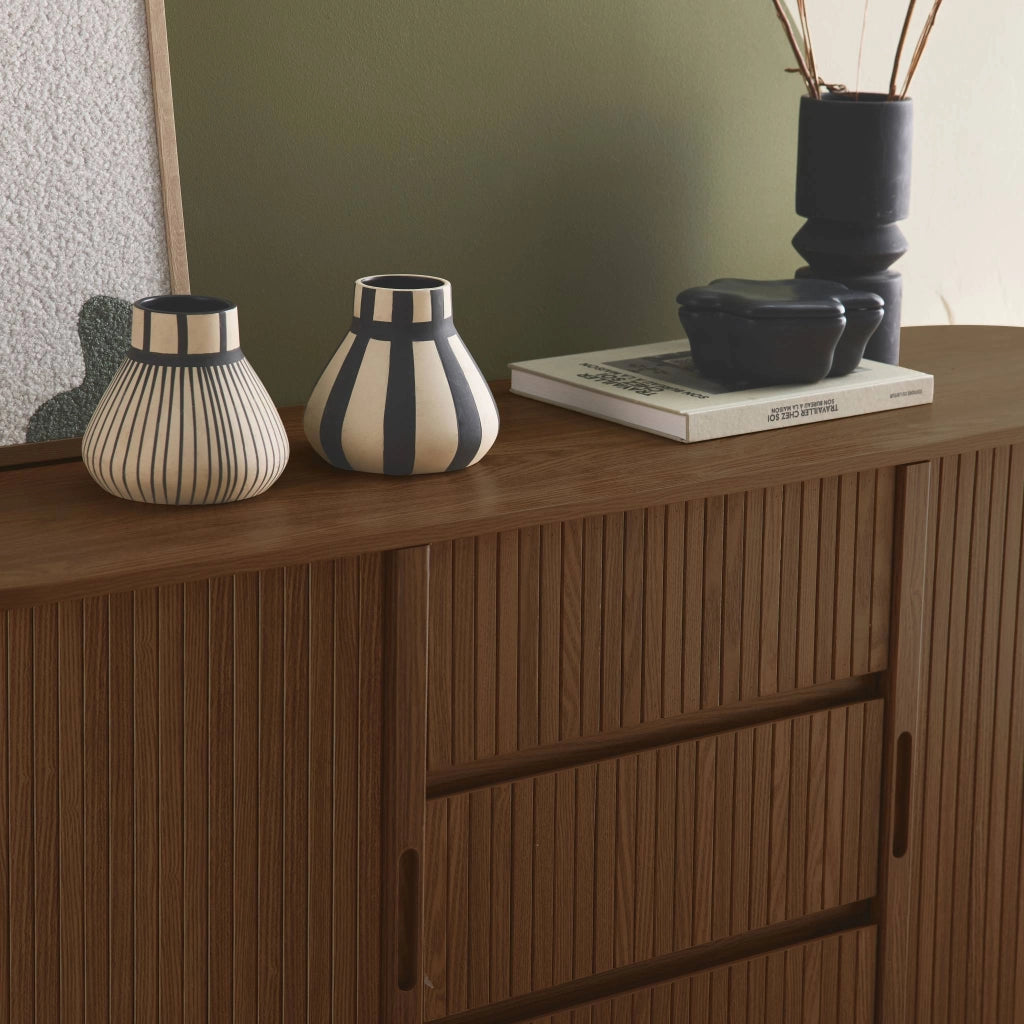 Credenza scandinava effetto legno scanalato 2 ante scorrevoli, 150cm,