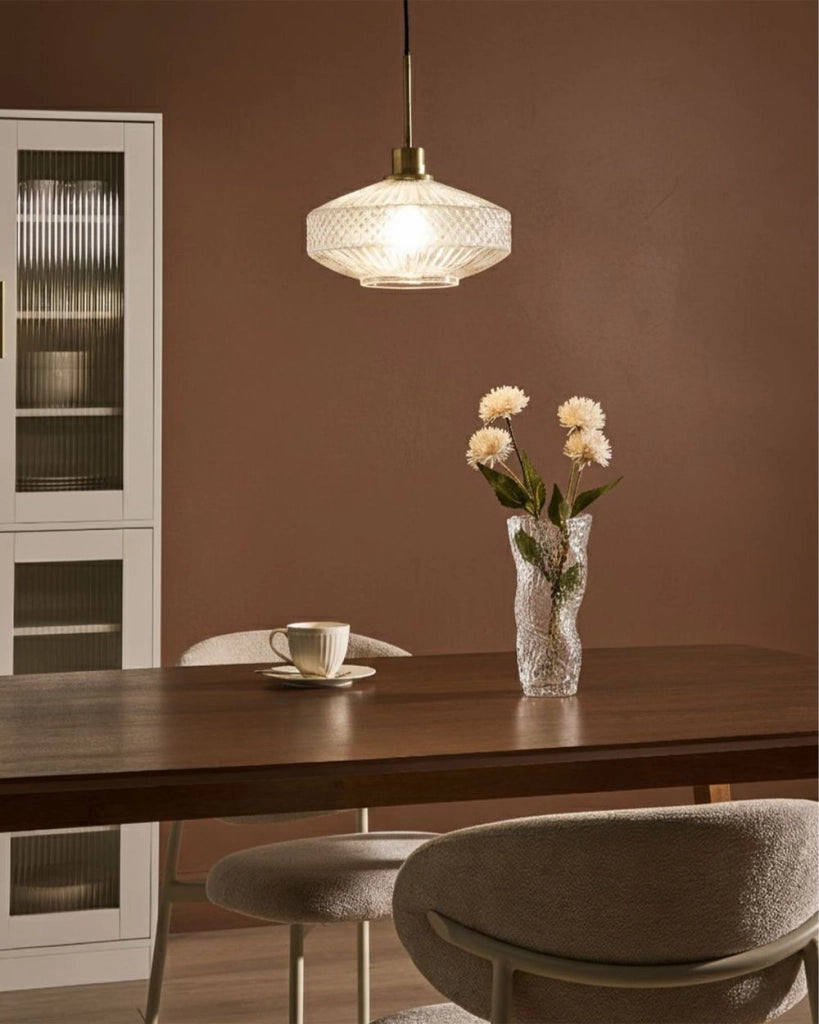 Lampada a sospensione con paralume in vetro trasparente e base in metallo dorato effetto cristallo stile moderno e glamour