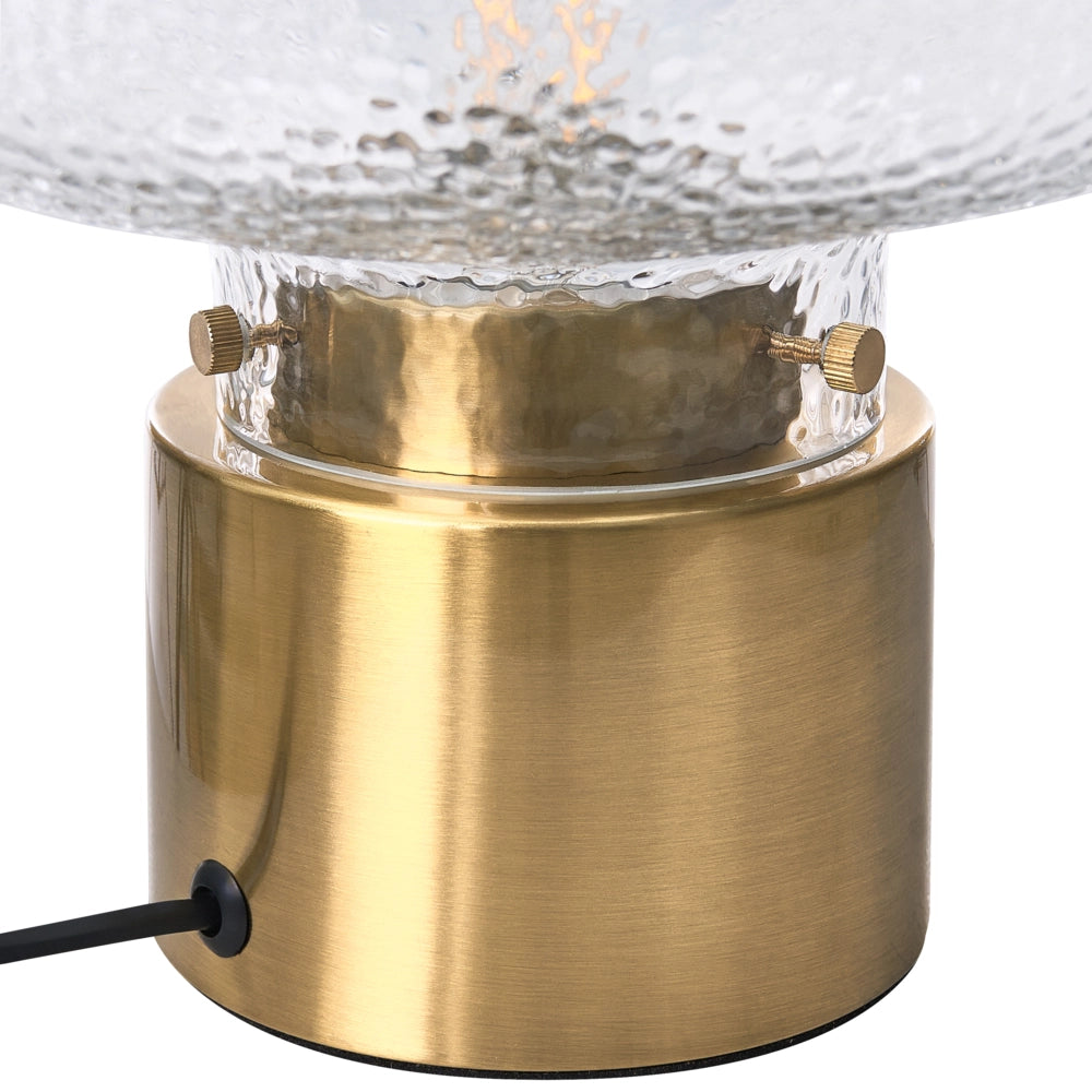 Lampada da tavolo con base in ottone e paralume in vetro testurizzato trasparente; design moderno e glamour per il soggiorno