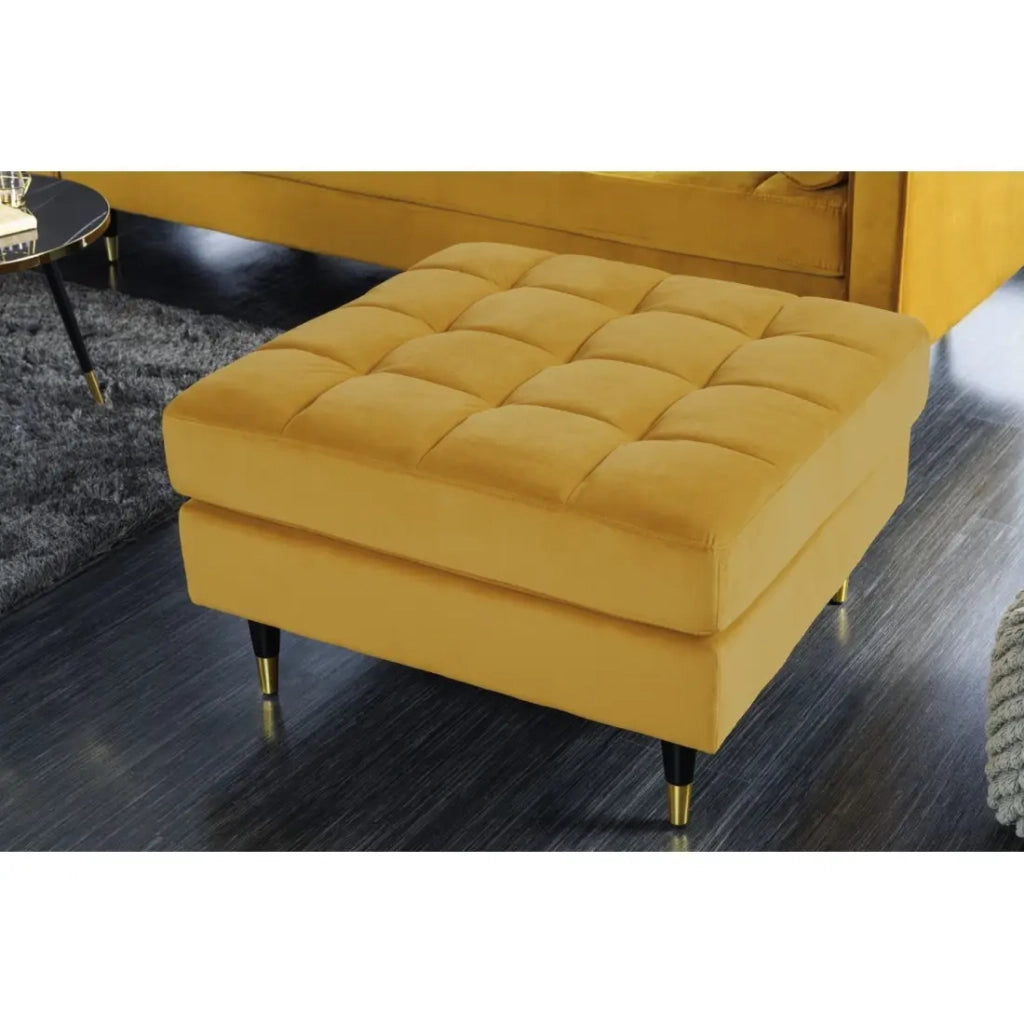 Pouf KOLIRI giallo senape – design in velluto e legno di hevea