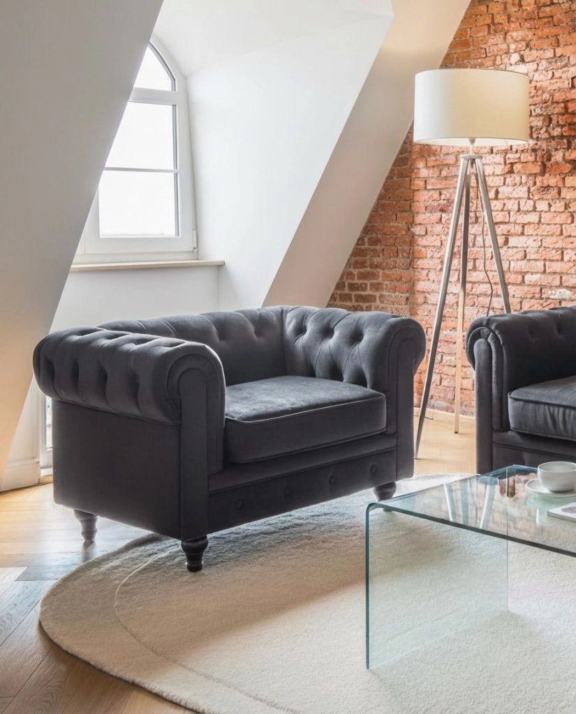 Poltrona Chesterfield Rivestimento in Tessuto Velluto Nero Gambe in Legno Scuro Contemporanea