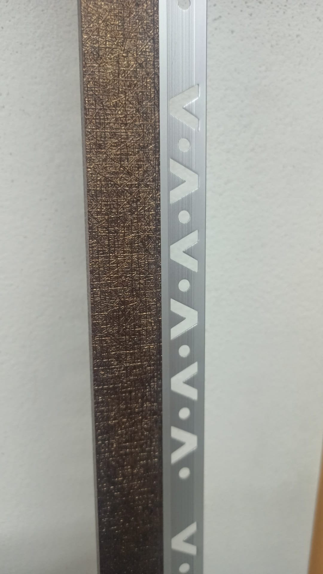 Listello fusion effetto metallico 25x10 bronzo scuro 2,5 metri