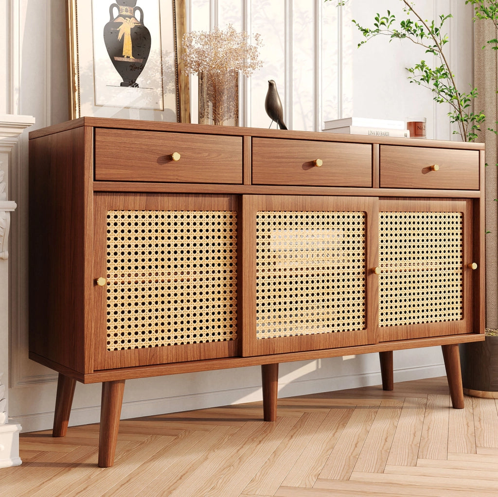 Credenza con 3 cassetti e 3 ante scorrevoli, struttura in MDF noce con impugnature in metallo dorato, ripiani regolabili, 120x40x78 cm