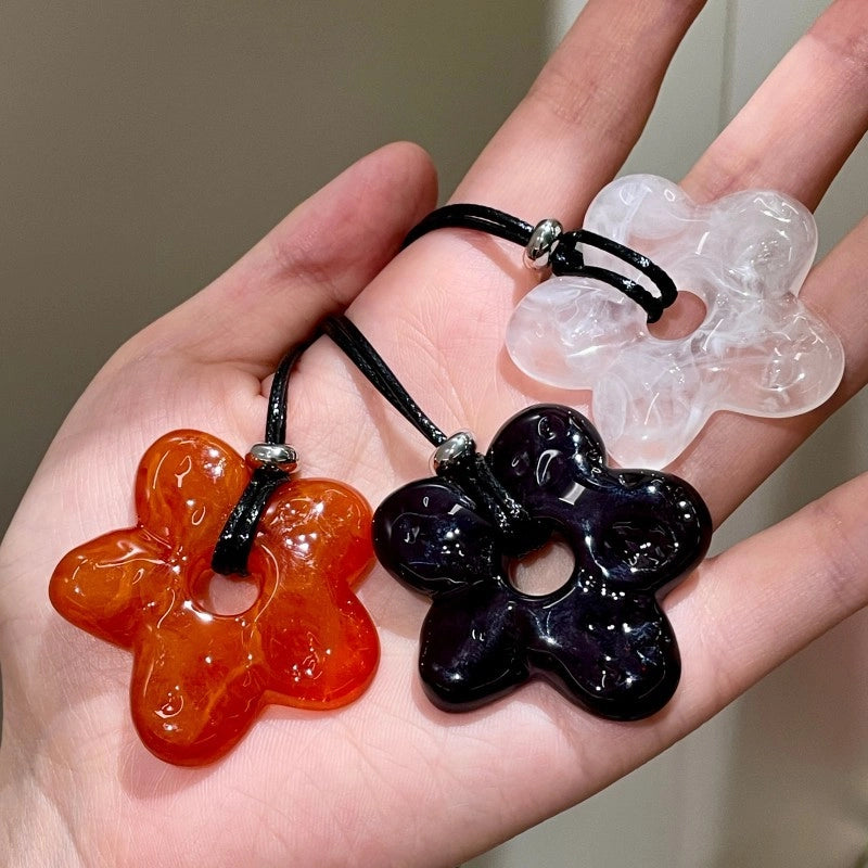 Semplice collana lunga floreale dal tocco sofisticato, caratterizzata da un esclusivo design a petali traforati.
