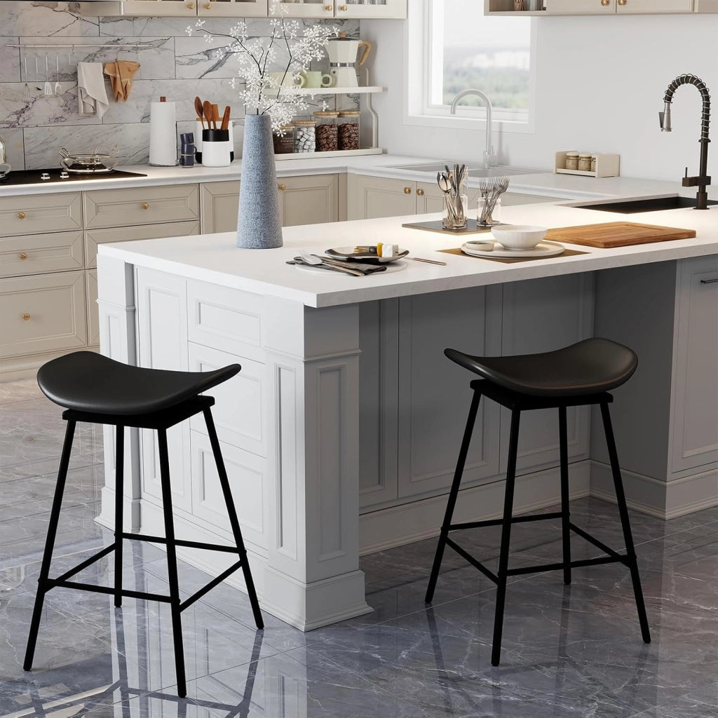 Set di 2 Sgabelli da Bar Girevoli, Sedie Alte Senza Schienale in Pelle Sintetica con Sedile a Sella Imbottito e Poggiapiedi, Portata 150 kg, per Isola della Cucina e Sala da Pranzo (Nero)