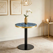 Tavolino rotondo in MDF effetto marmo blu con bordo oro e struttura in metallo nero; 60 cm