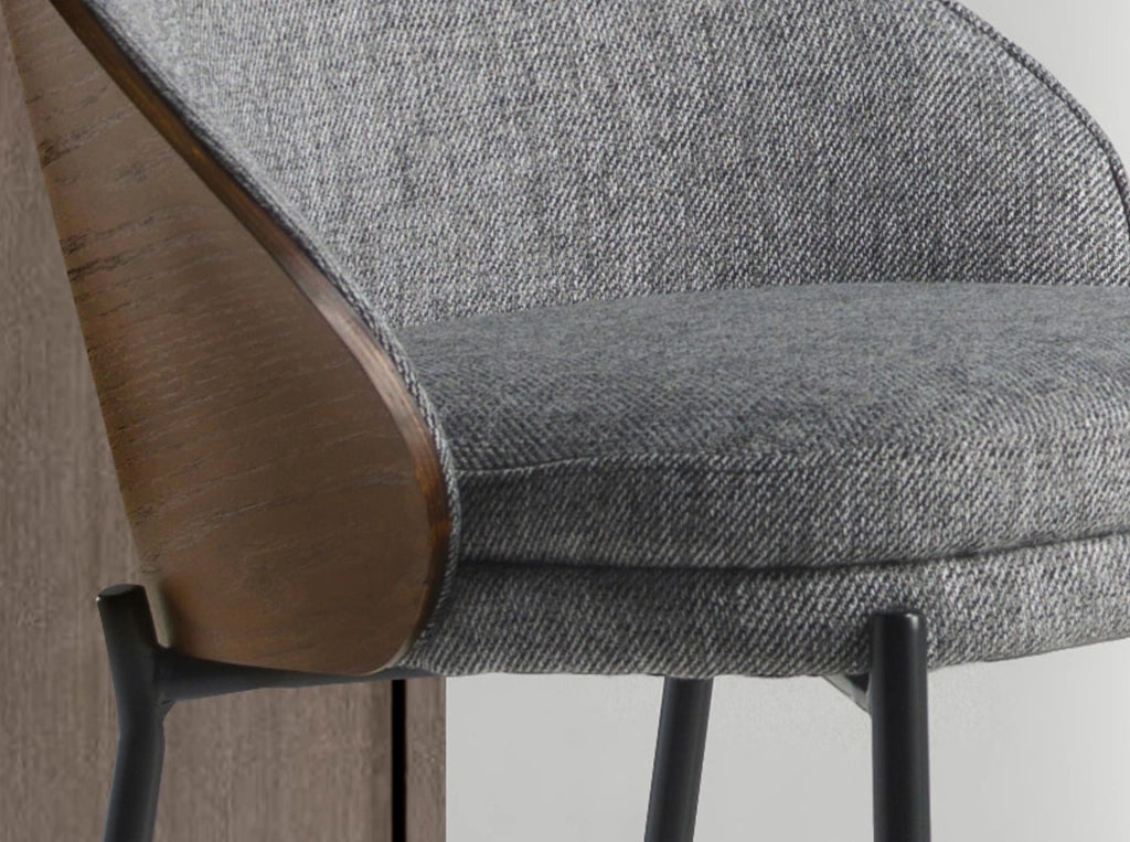 Sgabello in tessuto grigio e noce