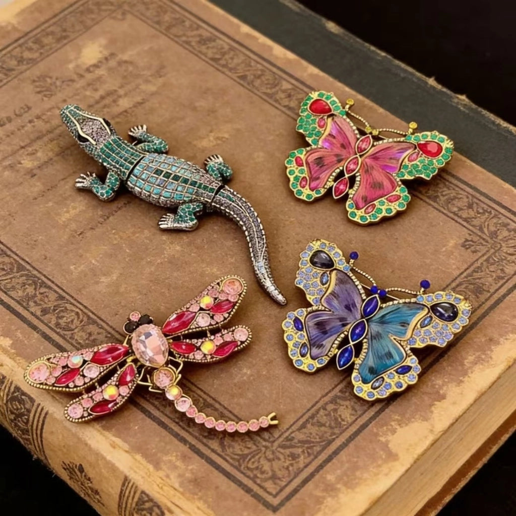 Spilla a forma di libellula e farfalla in cristallo con diamanti, di alta gamma, sottilmente lussuosa e dallo stile vintage.
