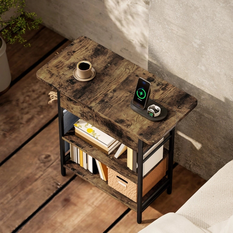 Tavolino basso con prese, USB e USB-C, 2 ripiani, tasca laterale e vano con coperchio, marrone rustico 60 × 29,8 × 58,5 cm