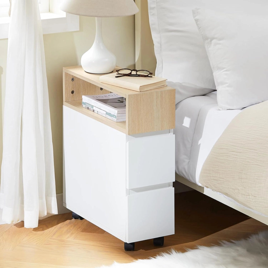 Tavolino Stretto con Rotelle e 2 Cassetti - Tavolino da Notte Multifunzionale per Camera da Letto/Soggiorno, Mobile con Rotelle Bianco/Naturale 50x20x61cm FBT155-WN