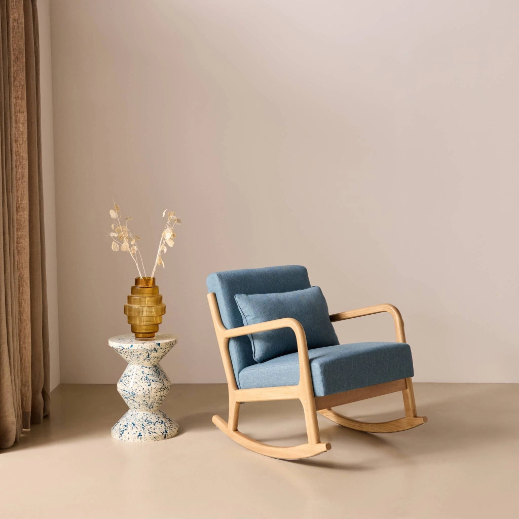 Poltrona scandinava a dondolo in legno e tessuto con braccioli, blu