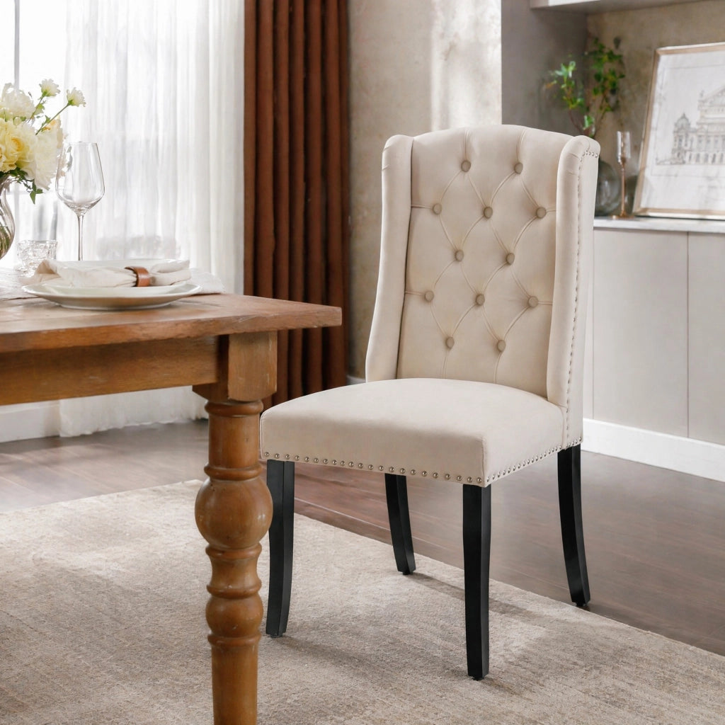 Set di 2 sedie da pranzo in velluto beige con gambe in legno massello di quercia, schienale curvo e dettagli con borchie