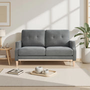 Divano a due posti con porta USB e braccioli sagomati, in tessuto e legno grigio scuro 135 × 72 × 85 cm
