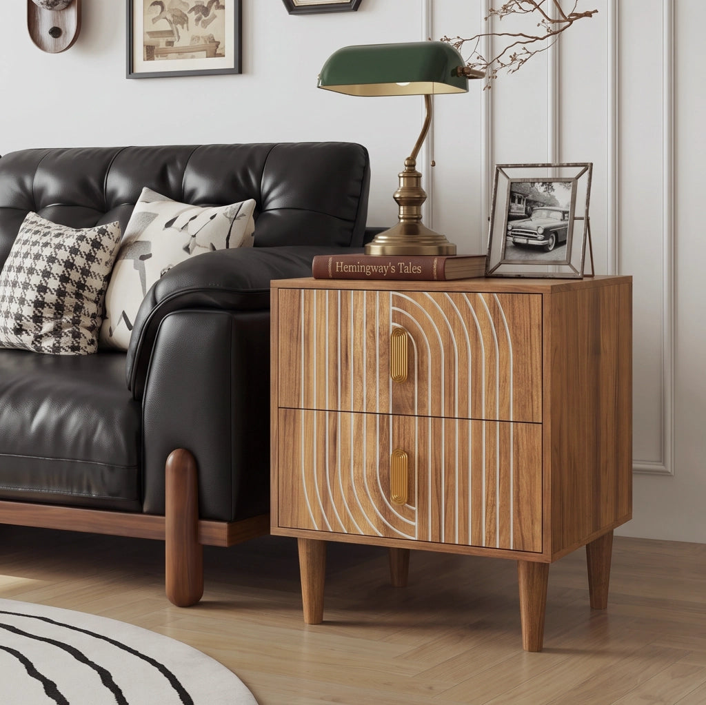 Comodino ULEVR in MDF marrone noce con 2 cassetti, inserti geometrici e gambe in legno