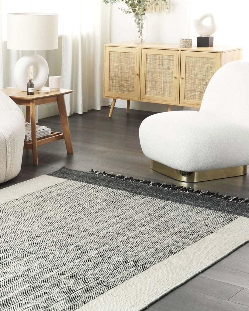 Tappeto bianco e nero lana cotone 140 x 200 cm intrecciato a mano rettangolare con frange
