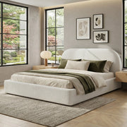 Letto matrimoniale 180x200 cm in Bouclé beige con rete a doghe, testiera imbottita e struttura con angoli arrotondati