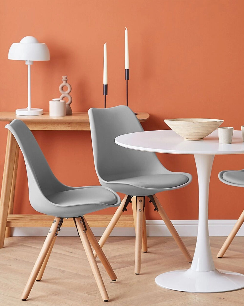 Set di 2 sedie da pranzo con sedile in ecopelle grigio gambe in legno eleganti