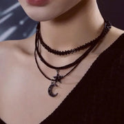 Collana fatta a mano con stelle e luna, perline scure sovrapposte, regalo di Natale o di compleanno.