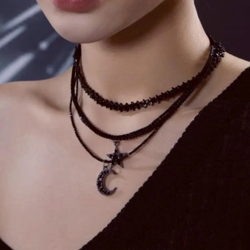 Collana fatta a mano con stelle e luna, perline scure sovrapposte, regalo di Natale o di compleanno.