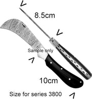 Pomelli di sostegno in damasco con bolster in cuoio nero e pin in acciaio con lunghezza 10 cm.
